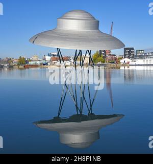 Bordeaux, Francia - 7 Nov, 2021: Flying Saucer Art Work di Suzanne Treister nel molo di Bordeaux Foto Stock