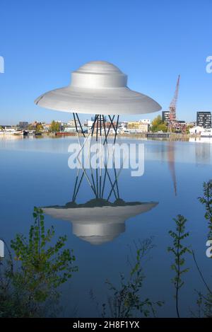 Bordeaux, Francia - 7 Nov, 2021: Flying Saucer Art Work di Suzanne Treister nel molo di Bordeaux Foto Stock