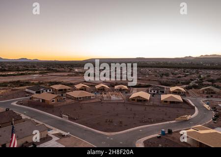 Case modello nel quartiere rurale dell'Arizona meridionale, fuco colpo. Foto Stock