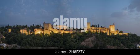 Foto panoramica di un bellissimo paesaggio del complesso monumentale la Alhambra, Granada, Spagna Foto Stock