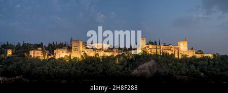 Foto panoramica di un bellissimo paesaggio del complesso monumentale la Alhambra, Granada, Spagna Foto Stock