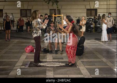 GRANADA, SPAGNA - Ott 10, 2021: Una giovane coppia di ballerini spagnoli di talento che si esibiscono all'esterno della strada di notte Foto Stock