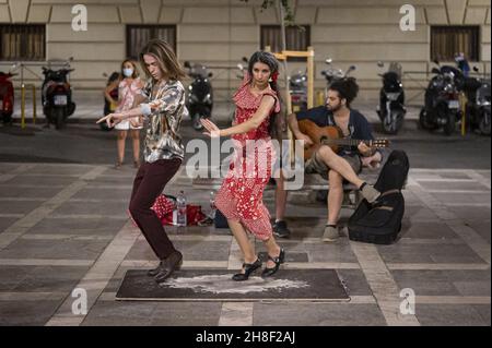 GRANADA, SPAGNA - Ott 10, 2021: Una giovane coppia di ballerini spagnoli di talento che si esibiscono all'esterno della strada di notte Foto Stock