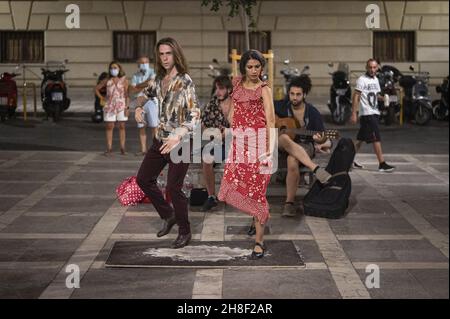 GRANADA, SPAGNA - Ott 10, 2021: Una giovane coppia di ballerini spagnoli di talento che si esibiscono all'esterno della strada di notte Foto Stock