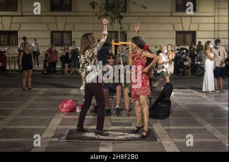 GRANADA, SPAGNA - Ott 10, 2021: Una giovane coppia di ballerini spagnoli di talento che si esibiscono all'esterno della strada di notte Foto Stock