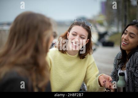 Buone giovani donne amici che parlano Foto Stock