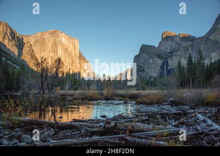 Vista di El Capitan con il Fiume Merced e le Cascate Bridalveil nella Yosemite Valley, California. Foto Stock