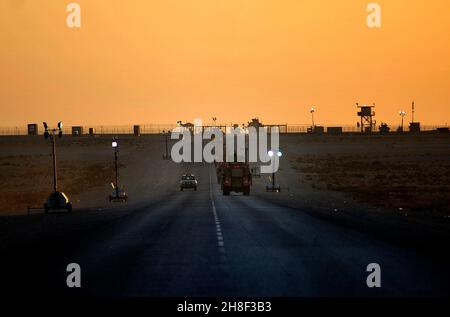 I veicoli corazzati MRAP con la quarta Brigata Stryker, 2a Divisione fanteria, trasportano le ultime forze militari statunitensi rimanenti mentre guidano attraverso il confine iracheno dall'Iraq al Kuwait 18 dicembre 2011 a K-Crossing, Kuwait. Foto Stock