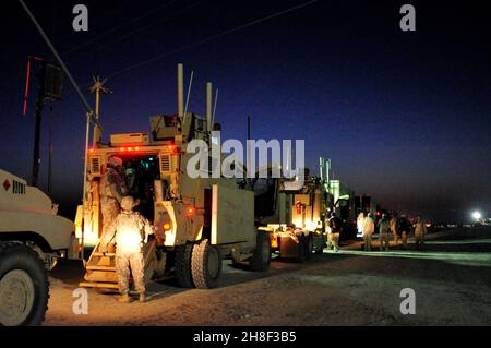 I veicoli corazzati MRAP con la quarta Brigata Stryker, 2a Divisione fanteria, trasportano le ultime forze militari statunitensi rimanenti mentre guidano attraverso il confine iracheno dall'Iraq al Kuwait 18 dicembre 2011 a K-Crossing, Kuwait. Foto Stock