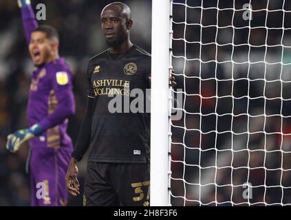 Derby, Inghilterra, 29 novembre 2021. Albert Adomah del QPR durante la partita del campionato Sky Bet al Pride Park Stadium di Derby. Il credito dovrebbe essere: Darren Staples / Sportimage Foto Stock