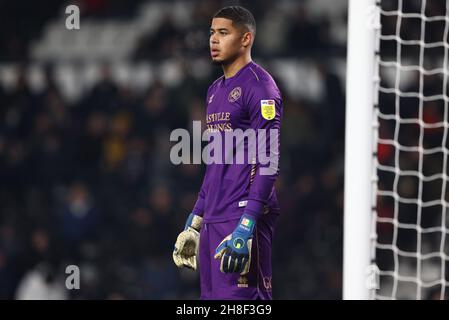 Derby, Inghilterra, 29 novembre 2021. Seny Dieng del QPR durante la partita del Campionato Sky Bet al Pride Park Stadium di Derby. Il credito dovrebbe essere: Darren Staples / Sportimage Foto Stock