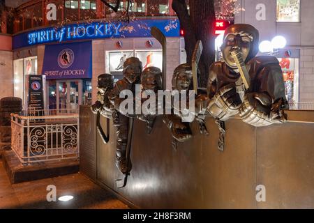Toronto, Ontario, Canada - Novembre 24 2021 : Hockey Hall of Fame di notte. Foto Stock