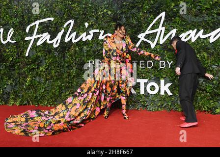 Londra, Regno Unito. 29 novembre 2021. L'attrice indiana Priyanka Chopra e il cantante americano Joe Jonas partecipano ai Fashion Awards al Royal Albert Hall di Londra lunedì 29 novembre 2021. Foto di Rune Hellestad/UPI Credit: UPI/Alamy Live News Foto Stock