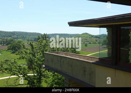 Esterno della casa Taliesin. Ponte per bird watching. Architettura e design del decor di Frank Lloyd Wright. Fondazione Frank Lloyd Wright. Taliesin Preservatio Foto Stock