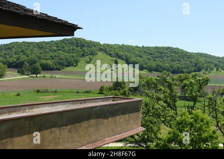 Esterno della casa Taliesin. Ponte per bird watching. Architettura e design del decor di Frank Lloyd Wright. Fondazione Frank Lloyd Wright. Taliesin Preservatio Foto Stock