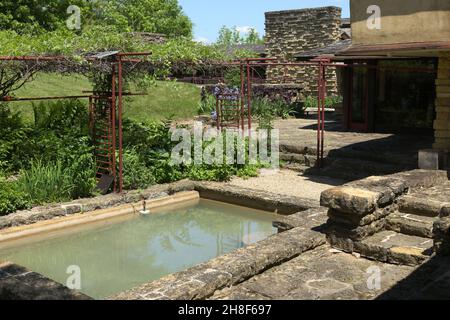 Esterno della casa Taliesin. Piscina con giardino. Architettura e design del decor di Frank Lloyd Wright. Fondazione Frank Lloyd Wright. Taliesin Preservation LLC. Foto Stock