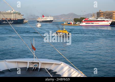 Le acque trafficate del porto di Pireo, Grecia, quando le navi arrivano e partono Foto Stock