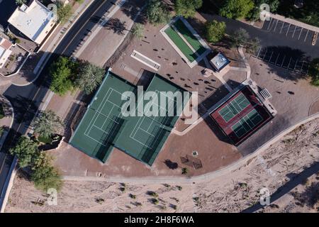 Campi da tennis con vista sul drone dall'alto verso il basso. Foto Stock