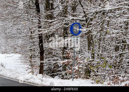 Rieti, Rieti, Italia. 26 novembre 2021. Rieti, Italia 29 novembre 2021. Italia Centrale mele con maltempo, neve al di sotto dei 600 metri. Forte nevicata nell'Appennino centrale, soprattutto sul monte Terminillo a pochi chilometri da Roma in provincia di Rieti. Con gli aratri da neve in azione dalle prime ore del mattino, gli pneumatici da neve o le catene a bordo sono obbligatori per salire ad altitudini elevate. Catene da neve o pneumatici da neve sono obbligatori a partire dal 15 novembre. (Credit Image: © Riccardo Fabi/Pacific Press via ZUMA Press Wire) Foto Stock