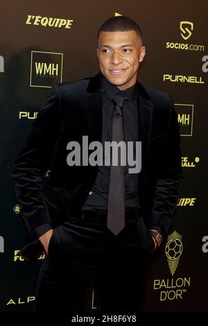 Parigi, Francia. 29 novembre 2021. Kylian Mbappe arriva al tappeto rosso della cerimonia del Ballon d'Or 2021 che si tiene a Theatre du Chatelet, Parigi, Francia, 29 novembre 2021. Credit: Henri Szwarc/Xinhua/Alamy Live News Foto Stock