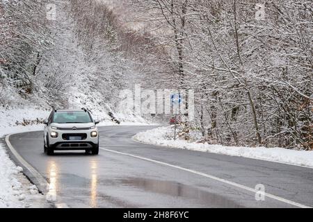 Rieti, Rieti, Italia. 26 novembre 2021. Rieti, Italia 29 novembre 2021. Italia Centrale mele con maltempo, neve al di sotto dei 600 metri. Forte nevicata nell'Appennino centrale, soprattutto sul monte Terminillo a pochi chilometri da Roma in provincia di Rieti. Con gli aratri da neve in azione dalle prime ore del mattino, gli pneumatici da neve o le catene a bordo sono obbligatori per salire ad altitudini elevate. Catene da neve o pneumatici da neve sono obbligatori a partire dal 15 novembre. (Credit Image: © Riccardo Fabi/Pacific Press via ZUMA Press Wire) Foto Stock