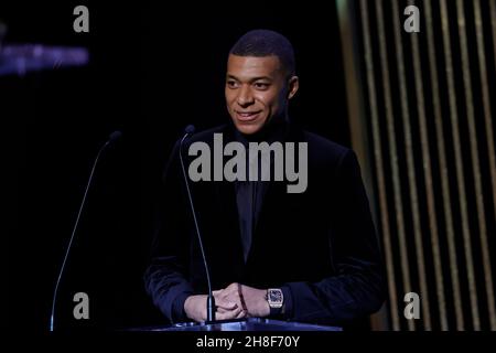 Parigi, Francia. 29 novembre 2021. Kylian Mbappe si rivolge alla cerimonia del Ballon d'Or 2021 che si è tenuta a Theatre du Chatelet, Parigi, Francia, 29 novembre 2021. Credit: Henri Szwarc/Xinhua/Alamy Live News Foto Stock