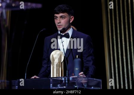 Parigi, Francia. 29 novembre 2021. Pedro Gonzalez parla dopo aver ricevuto il trofeo Kopa durante una cerimonia che si è tenuta a Theatre du Chatelet, Parigi, Francia, 29 novembre 2021. Credit: Henri Szwarc/Xinhua/Alamy Live News Foto Stock