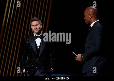 Parigi, Francia. 29 novembre 2021. Lionel messi (L), vincitore del Ballon d'Or Men 2021, partecipa alla cerimonia che si è svolta a Theatre du Chatelet, Parigi, Francia, 29 novembre 2021. Credit: Henri Szwarc/Xinhua/Alamy Live News Foto Stock