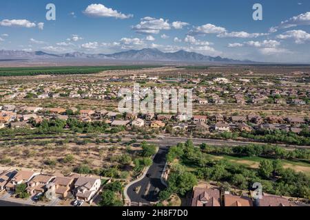 Complesso residenziale con nuove case e montagne sullo sfondo, Arizona. Antenna Foto Stock