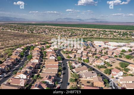 Complesso residenziale con nuove case e montagne sullo sfondo, Arizona. Antenna Foto Stock