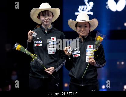 Houston. 29 novembre 2021. ITO Mima (R)/Hina Hayata of Japan posa durante la cerimonia di premiazione dell'evento femminile raddoppia alle finali dei Campionati mondiali di tennis da tavolo 2021 a Houston, gli Stati Uniti il 29 novembre 2021. Credit: Nick Wagner/Xinhua/Alamy Live News Foto Stock