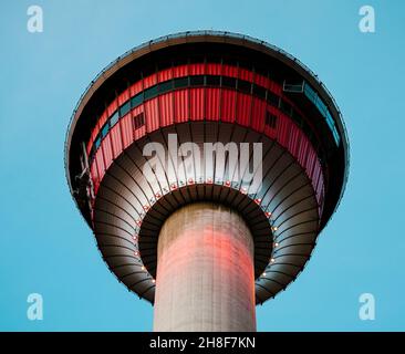 CALGARY, CANADA - 29 novembre 2021: Lato inferiore della Calgary Tower Foto Stock