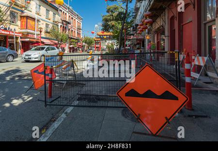 Lavori stradali su una strada di una città. Vista sulla strada del cantiere stradale con coni stradali arancioni e segnaletica stradale Foto Stock