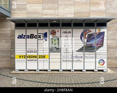 PRAGA, REPUBBLICA CECA - Nov 24, 2021: AlzaBox è un armadietto self-service per la consegna di pacchi, appartenente ad Alza.cz, uno dei più grandi negozi online Foto Stock