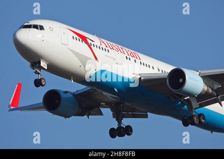 VIENNA, AUSTRIA - 27 giugno 2014: La compagnia aerea austriaca Boeing 767 atterra a Vienna Schwechat dopo un volo a lungo raggio Foto Stock