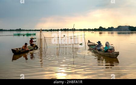 Duc Hoa distretto, provincia di Long An, Vietnam - 21 novembre 2021: Gli agricoltori vietnamiti stanno catturando il pesce a mano. Questo tipo di lavoro avviene solo durante t Foto Stock