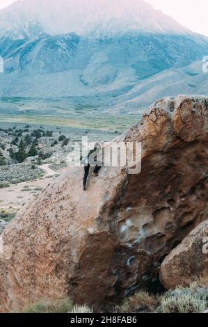 Bouldering rock climber nei Buttermilks, Bishop, California Foto Stock