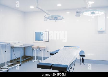 Sala operatoria interna vuota e attrezzature moderne in ospedale. Dispositivo medico per il chirurgo chirurgico di emergenza paziente in stile blu tono. Salvare la vita Foto Stock