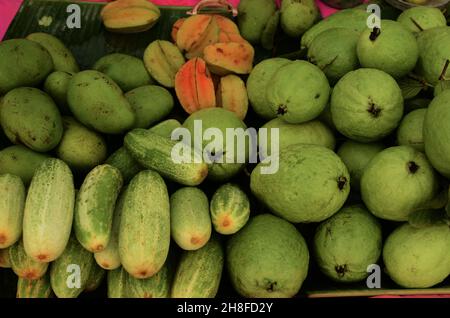 Vengono preparati vari tipi di frutta, tra cui guava, cetriolo, mango e kamaranga Foto Stock