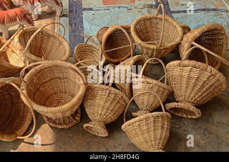 Una varietà di artigianato fatto di bambù come cesti, cestini di fiori Foto Stock