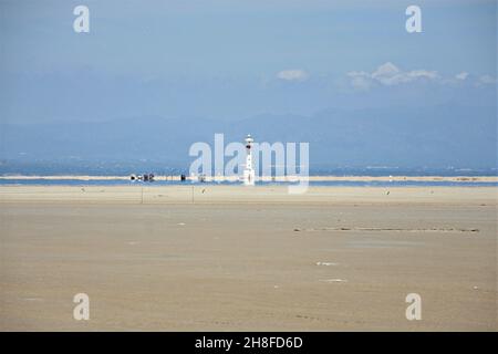 Spiaggia e Faro del Fangar a Deltebre nella provincia di Baix Ebre Tarragona, Catalogna, Spagna Foto Stock