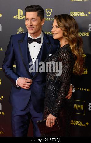 Il calciatore Robert Lewandowski e sua moglie Anna Lewandowska partecipano alla cerimonia del Ballon d'Or tenutasi al Theatre Du Chatelet il 29 novembre 2021 a Parigi, Francia. Foto di Laurent Zabulon/ABACAPRESS.COM Foto Stock