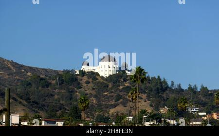 Los Angeles, California, USA 27 novembre 2021 una visione generale dell'atmosfera dell'osservatorio di Griffith Park il 27 novembre 2021 a Los Angeles, California, USA. Foto di Barry King/Alamy Stock Foto Foto Stock