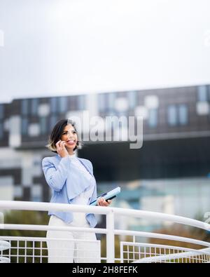 Donna di affari che parla sul suo spartphone Foto Stock
