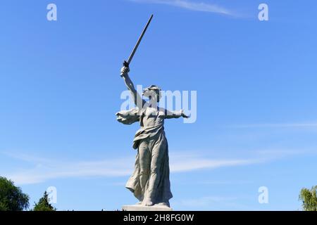 Volgograd, Russia-16 settembre 2021: La scultura Patria sulla cima del Mamayev Kurgan. Foto Stock