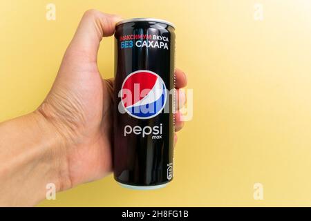 Tyumen, Russia-15 ottobre 2021: Pepsi max senza zucchero. Pepsi è una bevanda analcolica gassata prodotta da PepsiCo. Foto Stock