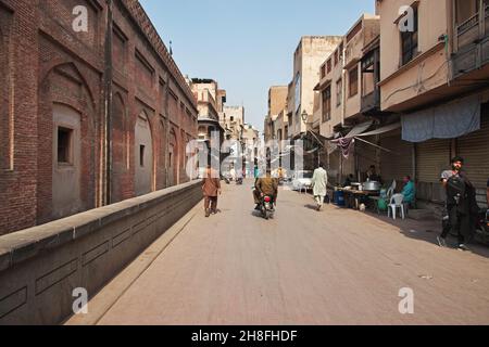 La strada vintage a Lahore, Punjab provincia, Pakistan Foto Stock