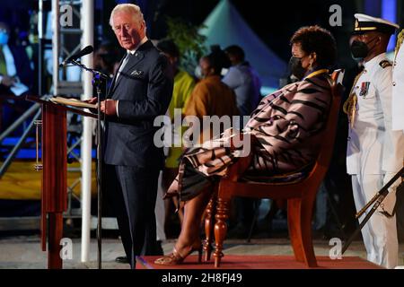 Il Principe di Galles ha tenuto un discorso presso il nuovo Presidente delle Barbados Sandra Mason alla cerimonia di inaugurazione presidenziale per celebrare la nascita di una nuova repubblica alle Barbados, Bridgetown, Barbados. Data foto: Martedì 30 novembre 2021. Foto Stock