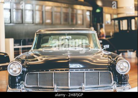 DETROIT MICHIGAN, STATI UNITI - Apr 01, 2021: Un'autentica auto retrò nera in un museo dell'automobile Foto Stock