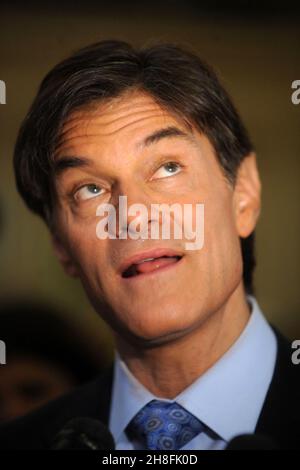 Manhattan, Stati Uniti d'America. 30 Nov 2009. NEW YORK - NOVEMBRE 30: Il Dr. Mehmet Oz partecipa al Grand Central Holiday laser show al Grand Central Terminal il 30 Novembre 2009 a New York persone: Dr. Mehmet Oz Credit: Storms Media Group/Alamy Live News Foto Stock